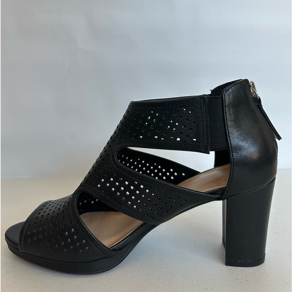 Bella Vita Leslie Perforated Gladiator Booties 7M - Picture 5 of 12